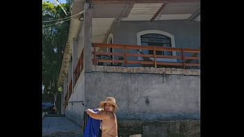 Montando uma tenda na chácara usando um body socado no rabo