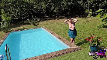 Tonio me défonce le cul au bord de la piscine il fait beau et une grosse envi de faire ma gourmande au bord de l'eau