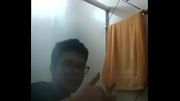 Nerdola tocando uma no banheiro