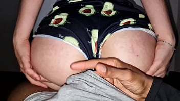 A solas con el hermano de mi novio y termino bailando encima de él mientras me penetra bien