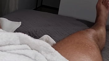 Arriva il figliastro col cazzo grosso e mi sborra in camera da letto si sputa sul cazzo come un porco ansima e geme di piacere con una lunga sega e orgasmo intenso pieno di sperma da leccare