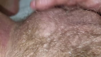 Arriva il figliastro col cazzo grosso e mi sborra in camera da letto si sputa sul cazzo come un porco ansima e geme di piacere con una lunga sega e orgasmo intenso pieno di sperma da leccare