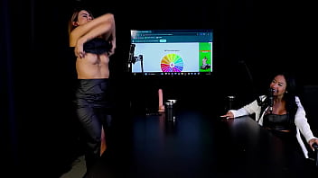 Uma Safada Mostra Os Peitos E A Outra Demonstra O Seu Boquete Depois De Falar Que Sofreu Calote Da Amiga E Fez Atendimento Com O Marido Dela Além De Mostrar O Seu Gemido Paulistinha Sheer Red thumbnail