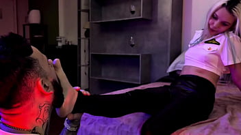 Podolatra chupando a novinha