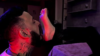 Podolatra chupando a novinha