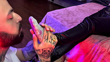 Podolatra chupando a novinha