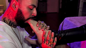 Podolatra chupando a novinha