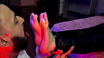 Podolatra chupando a novinha