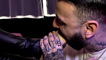 Podolatra chupando a novinha