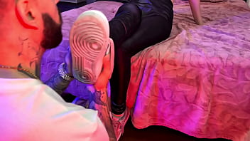 Podolatra chupando a novinha