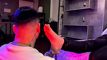 Podolatra chupando a novinha