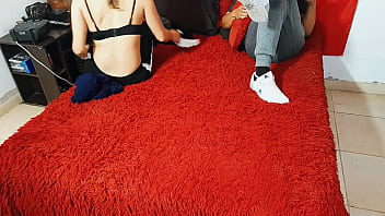 Llegó cansada del trabajo y lo único que quiero es que me follen