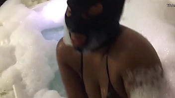 Vem tomar esse banho comigo amore