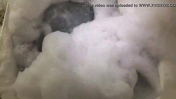 Vem tomar esse banho comigo amore