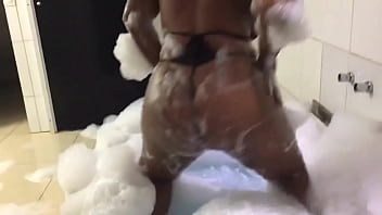 Vem tomar esse banho comigo amore