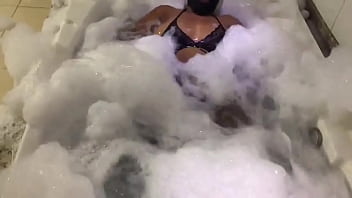 Vem tomar esse banho comigo amore