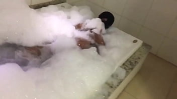 Vem tomar esse banho comigo amore