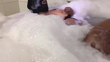 Vem tomar esse banho comigo amore