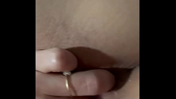 Me meto los dedos por el culo y por mi vagina