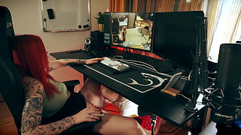 Gamer girlfriend gets her pussy licked and fucked while playing pc games