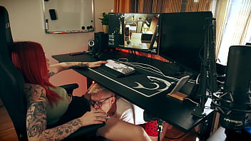 Gamer girlfriend gets her pussy licked and fucked while playing pc games