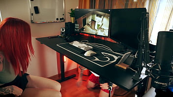 Gamer girlfriend gets her pussy licked and fucked while playing pc games