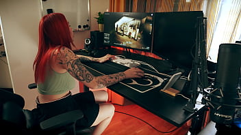 Gamer girlfriend gets her pussy licked and fucked while playing pc games