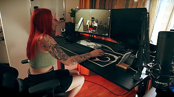 Gamer girlfriend gets her pussy licked and fucked while playing pc games
