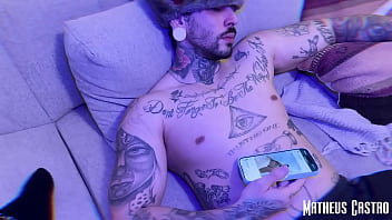 Comi um docinho da brisadeiria e a motoqueira gostosa do site de putaria veio sentar pra mim teaser