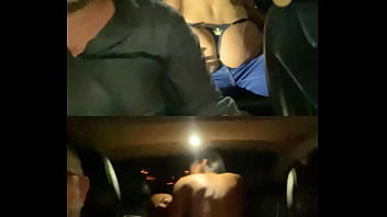 Corninho dei no banco de trás do carro pro amante enquanto o corno dirigia