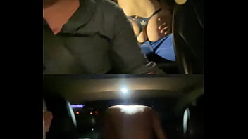 Corninho dei no banco de trás do carro pro amante enquanto o corno dirigia Corninho dei no banco de trás do carro pro amante enquanto o corno dirigia