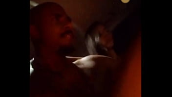 Corninho dei no banco de trás do carro pro amante enquanto o corno dirigia