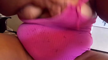 Vem brincar com minha buceta grande e meus peitos enormes tô cheia de tesão