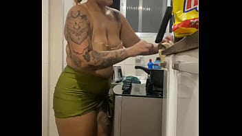Fazendo live na cozinha de mini saia mostrando a buceta gorda