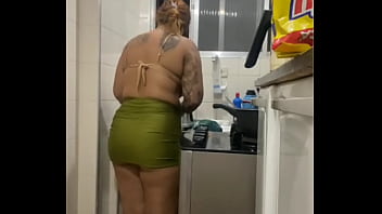 Fazendo live na cozinha de mini saia mostrando a buceta gorda