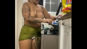 Fazendo live na cozinha de mini saia mostrando a buceta gorda