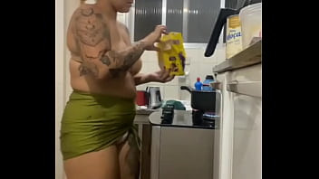 Fazendo live na cozinha de mini saia mostrando a buceta gorda