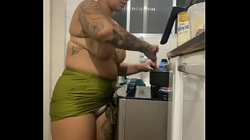 Fazendo live na cozinha de mini saia mostrando a buceta gorda