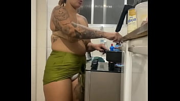 Fazendo live na cozinha de mini saia mostrando a buceta gorda