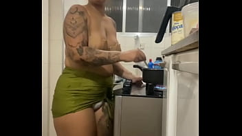 Fazendo live na cozinha de mini saia mostrando a buceta gorda