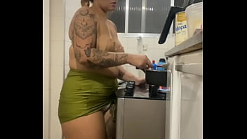 Fazendo live na cozinha de mini saia mostrando a buceta gorda