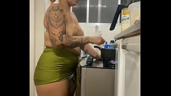 Fazendo live na cozinha de mini saia mostrando a buceta gorda
