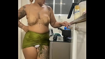 Fazendo live na cozinha de mini saia mostrando a buceta gorda