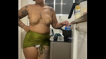 Fazendo live na cozinha de mini saia mostrando a buceta gorda