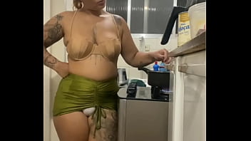 Fazendo live na cozinha de mini saia mostrando a buceta gorda