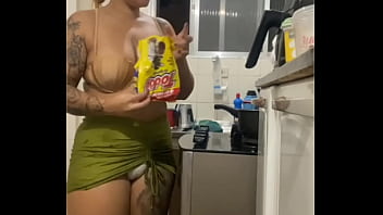 Fazendo live na cozinha de mini saia mostrando a buceta gorda