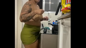 Fazendo live na cozinha de mini saia mostrando a buceta gorda