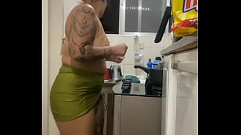 Fazendo live na cozinha de mini saia mostrando a buceta gorda