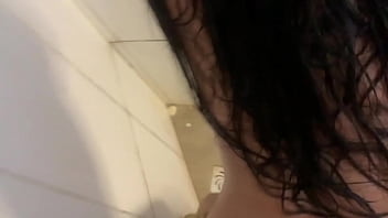 Tomei banho com a mulher do meu amigo e enchi a cara dela de leite