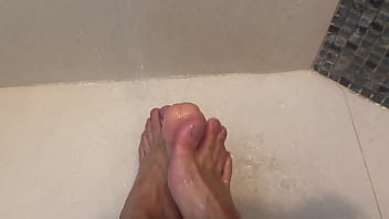 Compilado de footjob da milf gostosa com gozada nos pés – fabi drumond